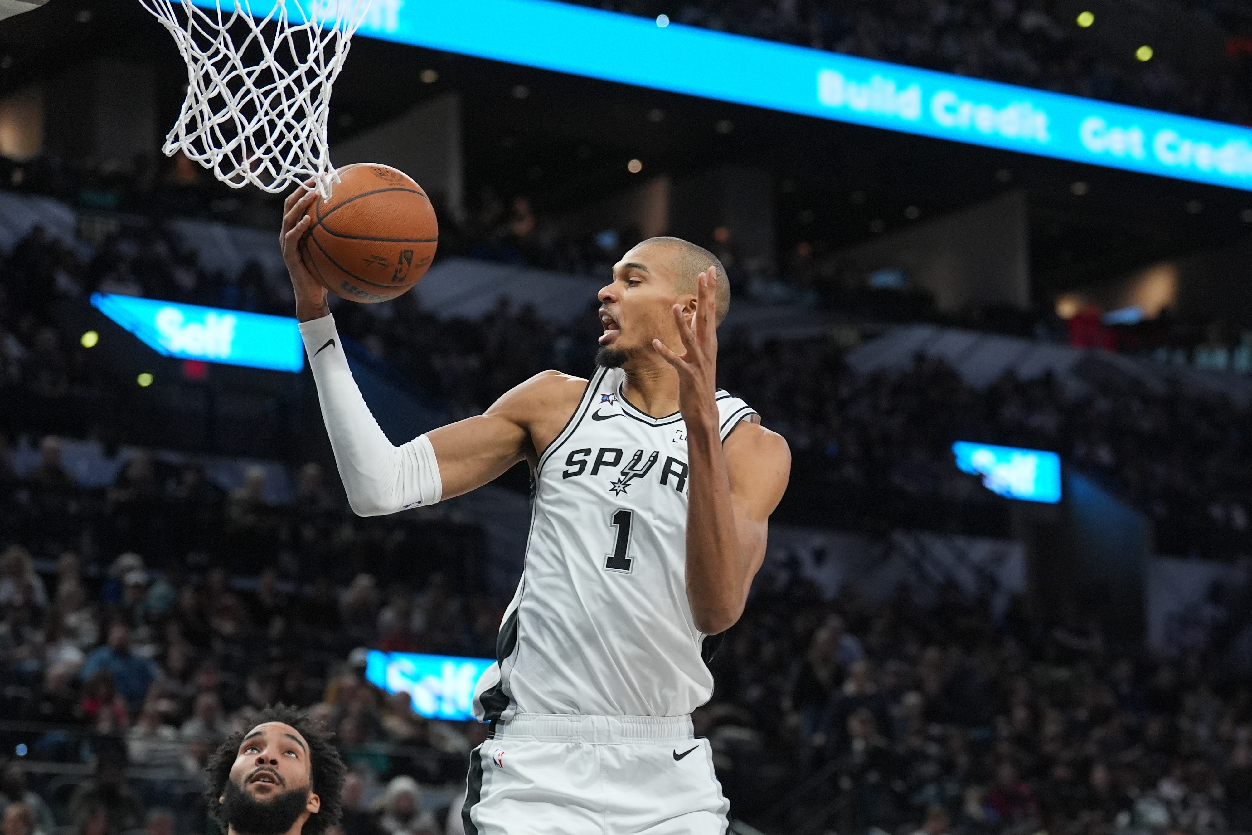 麻将胡了免费试玩-天赋压制！文班垂直上升 力压防守极限甩进篮筐